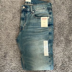 I’m selling this Levi Strauss pants because they didn’t fit me.